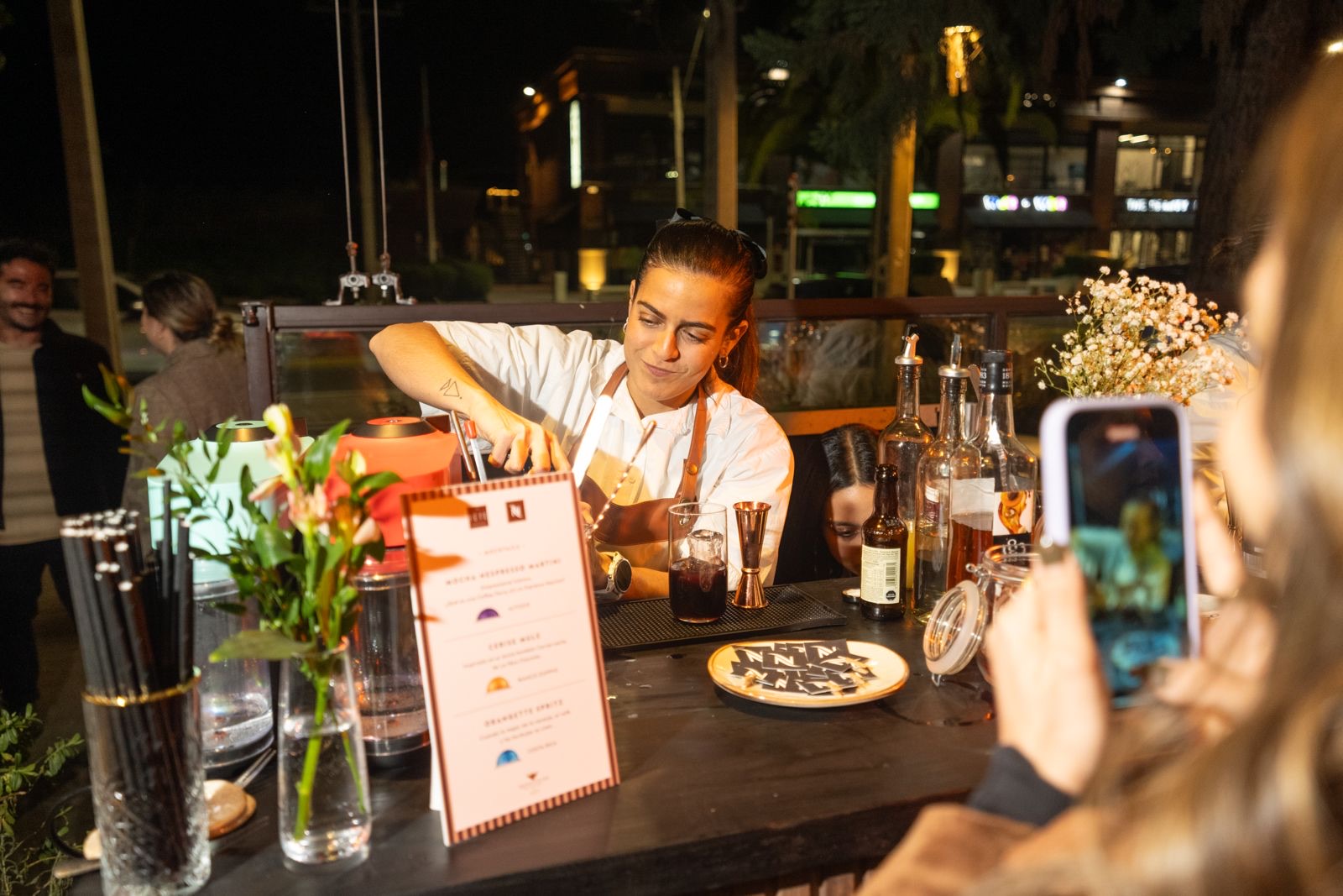 Bartender preparando un mocktail en un evento real